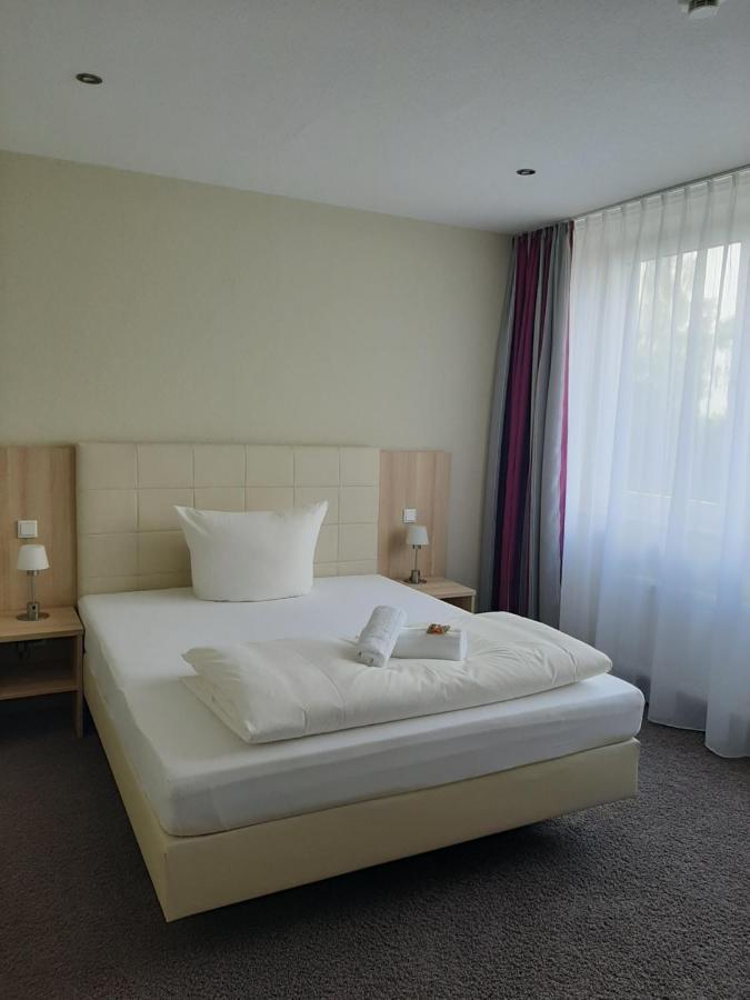 Hotel Siebenschlaefer Am Wasserturm アルスドルフ エクステリア 写真