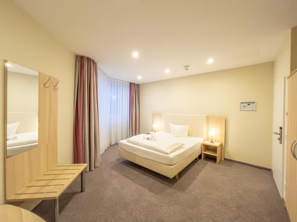 Hotel Siebenschlaefer Am Wasserturm アルスドルフ エクステリア 写真